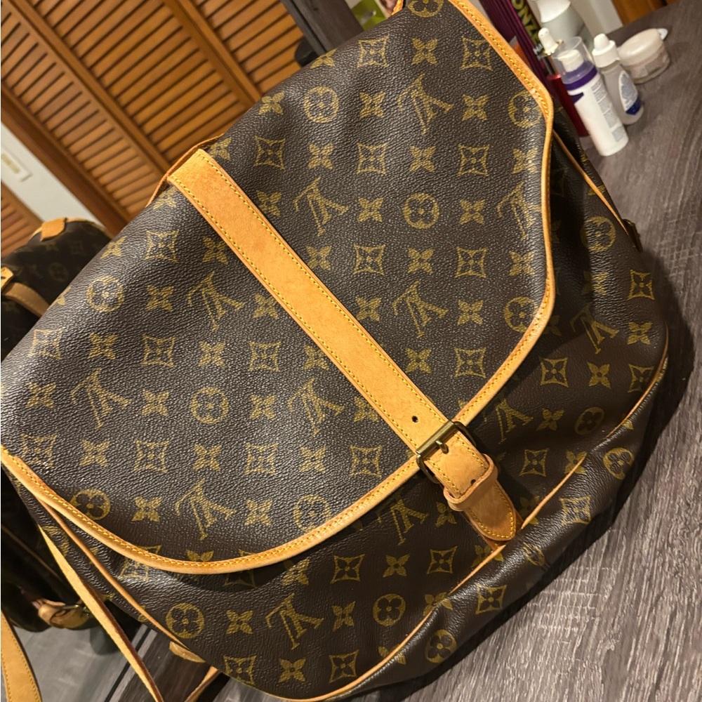 Louis Vuitton Saumur 35 shoulder bag monogram
Crossbody double side beautiful